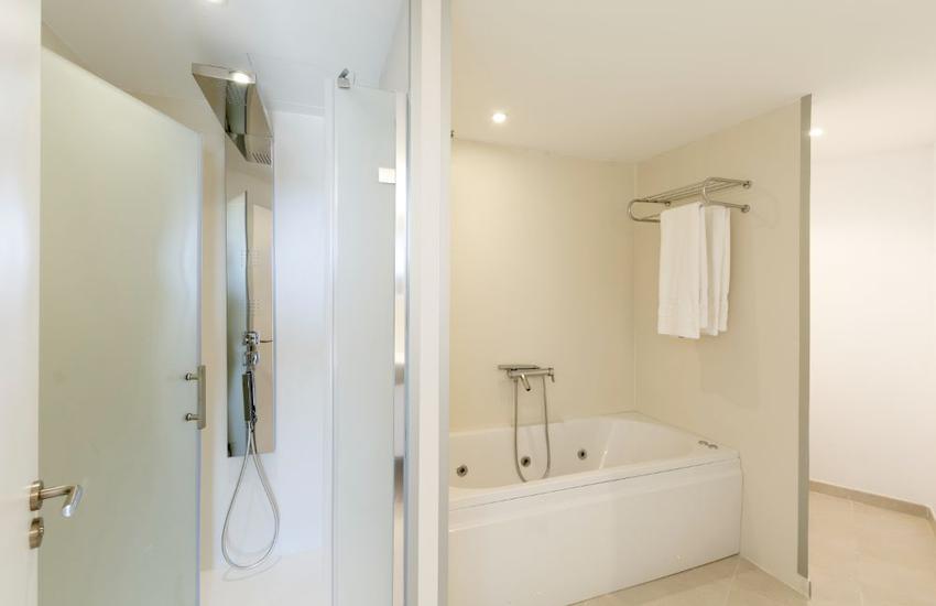 Bagno Hotel Reverence Mare Hotel Palmanova Bagno Hotel Reverence Mare Hotel Palmanova