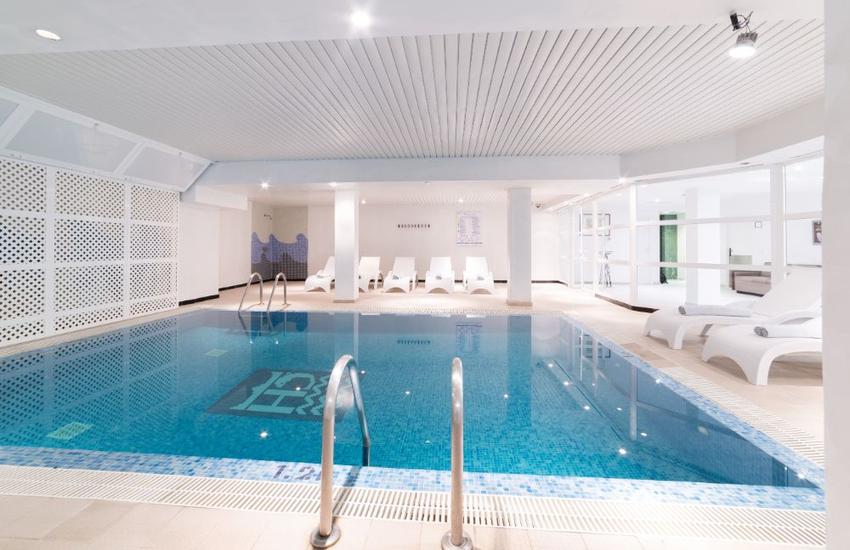 Piscina interna Reverence Life Hotel Santa Ponsa Piscina interna Reverence Life Hotel Santa Ponsa