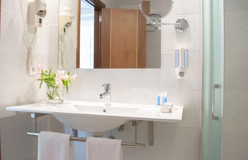 Bagno Reverence Life Hotel Santa Ponsa Bagno Reverence Life Hotel Santa Ponsa